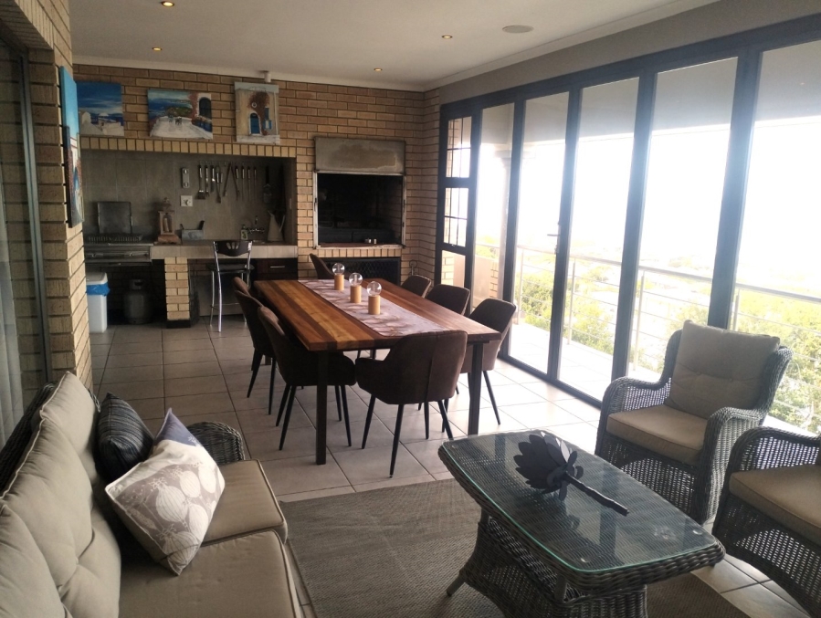 To Let 4 Bedroom Property for Rent in Outeniqua Strand Western Cape